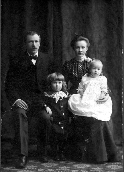 A006b Anders P Sindre.jpg - Anders Paulsen Sindre med kona Helene og to barn. Anders bosatte seg i Minneapolis og endret navn til Anders Sindre Paulsen.Anders Paulsen Sindre with wife Helene and children. They settled in Minneapolis, and he altered his name to Anders Sindre Paulson.